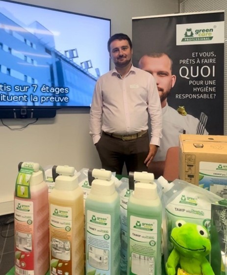 Antoine Chavanne, Responsable Sécurité Alimentaire, témoigne : « Lors du déploiement national, un franchisé a sollicité une intervention technique. Le responsable de secteur et le responsable technique Green Care sont venus le jour-même. Résultat : aucun impact sur l’activité, une continuité parfaite. »

Et ajoute : « C’est cet aspect efficacité des équipes et des produits qui nous a tout de suite intéressé mais surtout cette valeur en plus : utiliser des produits d’entretien de manière plus vertueuse. » 